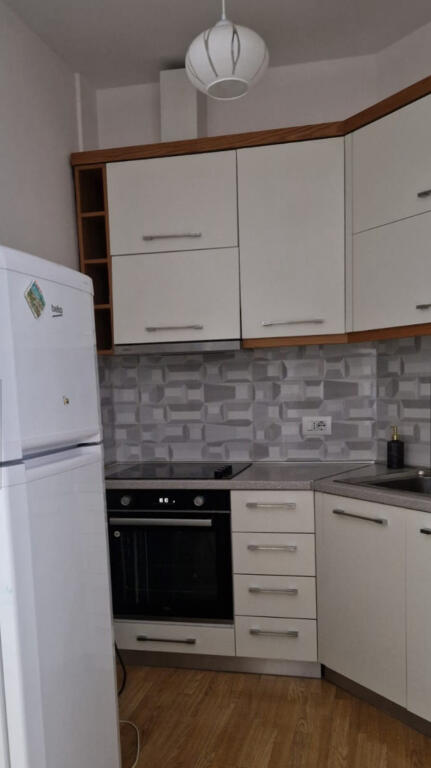 Një apartament 1+1 jepet me qera pranë Bankës Credins.