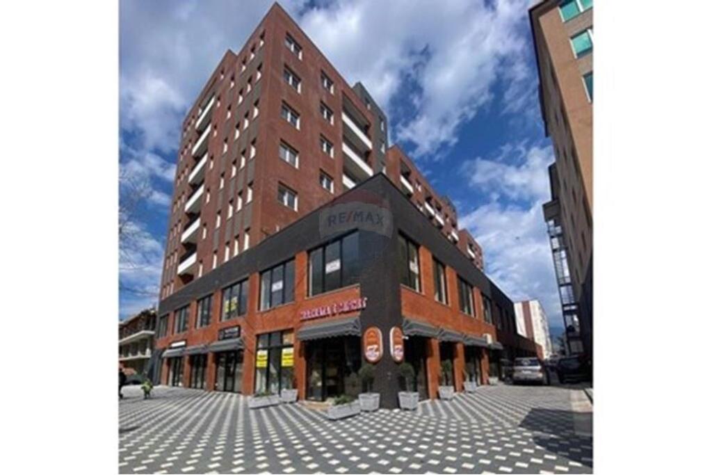 Apartament për shitje (3+1+2) në qendër të Kamzës