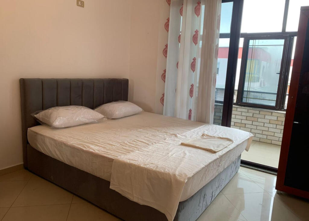 Astir pranë Vilës L, jepet me qira apartament 1+1!