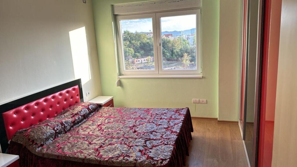 In the Fresku area, near Anna Market, a furnished 2+1+2 apartment with parking space is for rent.