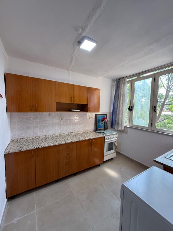 Jepet me qira apartament 2+1 🏠 📍 Zona: 21 Dhjetori, pranë Mozaikut të Tiranës
