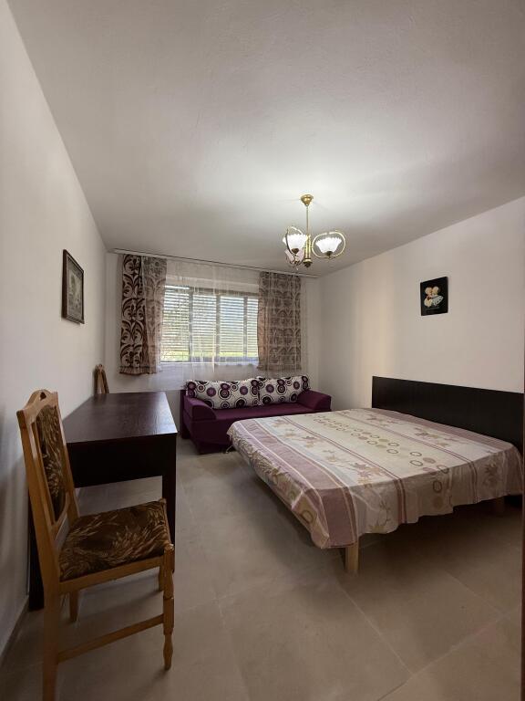 Jepet me qira apartament 2+1 🏠 📍 Zona: 21 Dhjetori, pranë Mozaikut të Tiranës