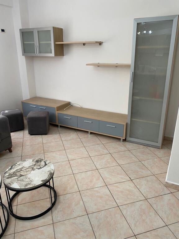 Jepet apartament 2+1+2 me qera tek Ish Garda, banim ose zyra.