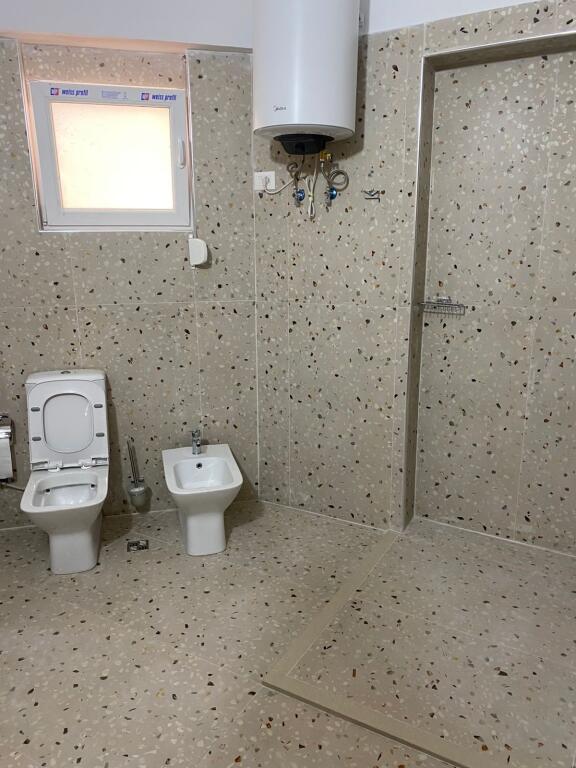 Jepet apartament 2+1+2 me qera tek Ish Garda, banim ose zyra.