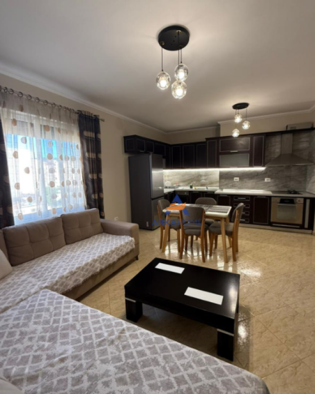 SHITET APARTAMENT 2+1 ME BALLKON TE WELLI, PRANË RRETHIT, UNAZA E RE
