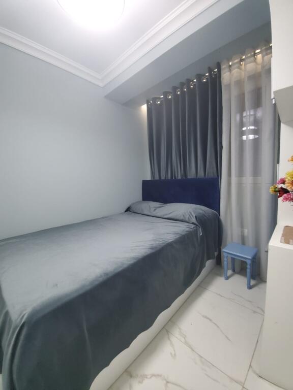 🏢Rruga Gjon Buzuku,pak minuta larg Viles Gold,jepet me qera apartament 2+1,i mobiluar.