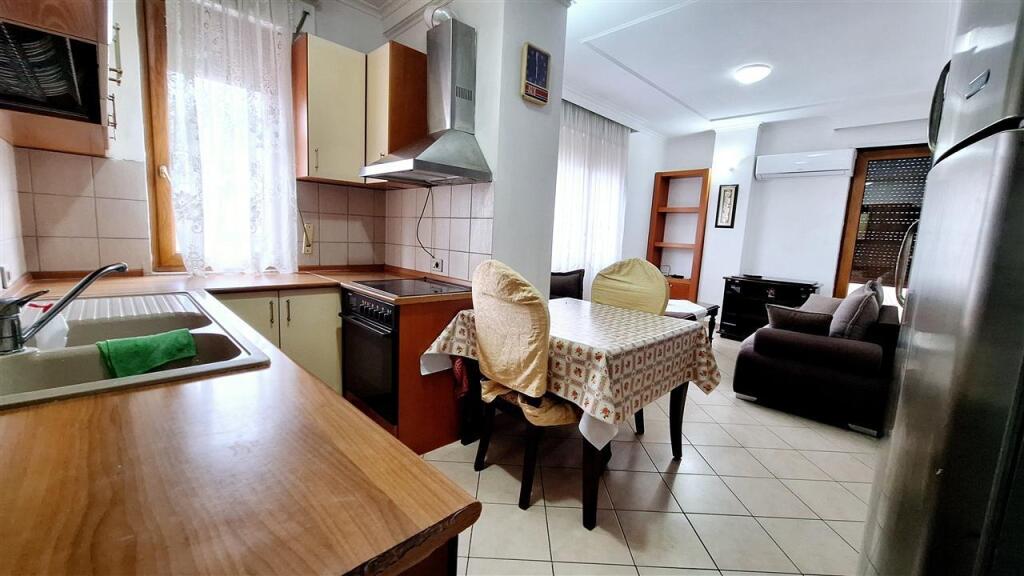 Jepet apartament 1+1 me qera tek rr Barrikadave, gjimnazi Sami Frasheri.