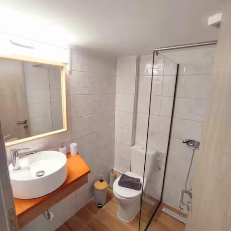 Apartament me qera 2+1 tek Komuna e Parisit (ID B2201373) Tirane.