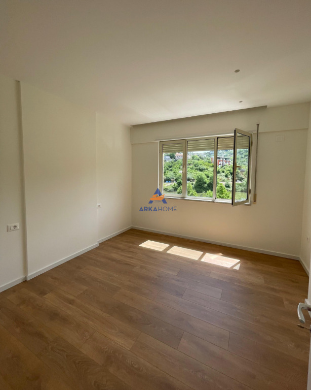 APARTAMENT 3+1 ME QERA TE LIQENI I THATË
