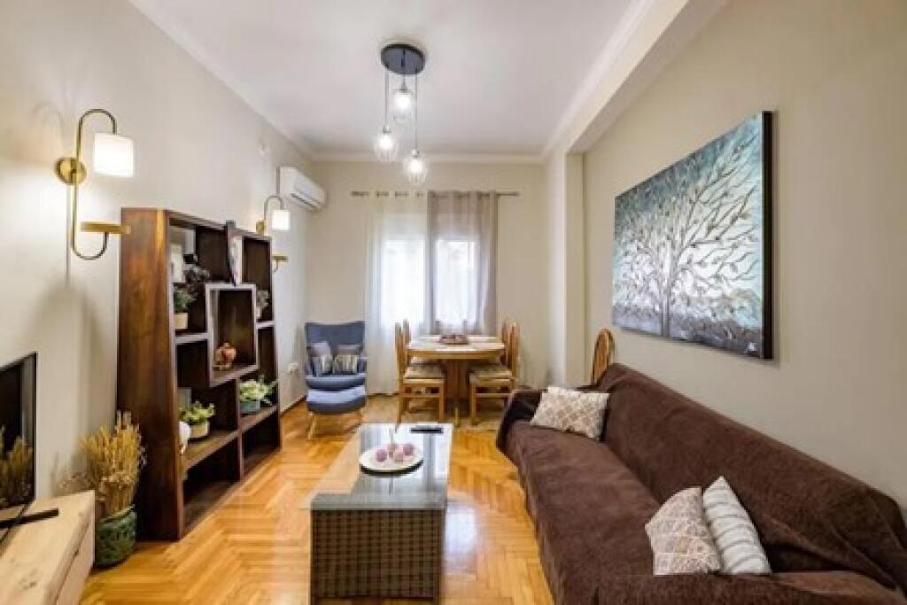 Apartament Me Qera 1+1 Tek Komuna e Parisit (ID B2101161) Tirane.