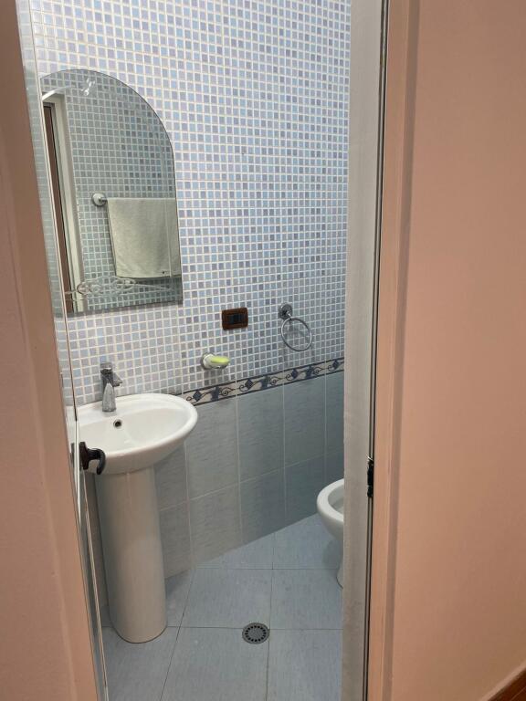Jepet apartament 2+1+2 me qera tek Ish Garda, banim ose zyra.