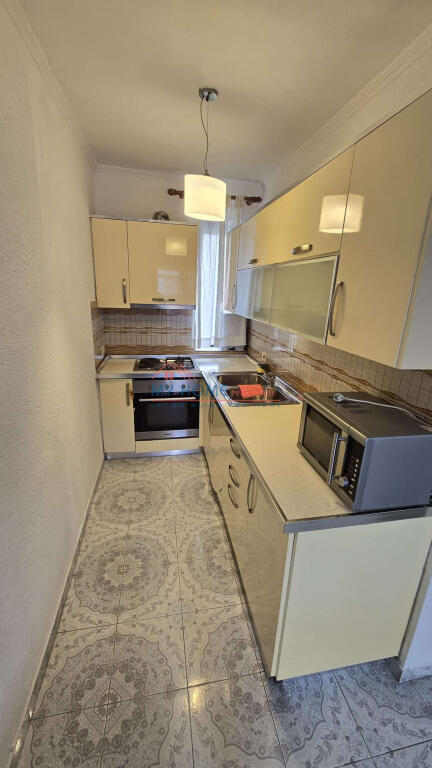 EKSKLUZIVE Apartament 1+1 ne shitje tek Shkolla e Bashkuar ne Tirane