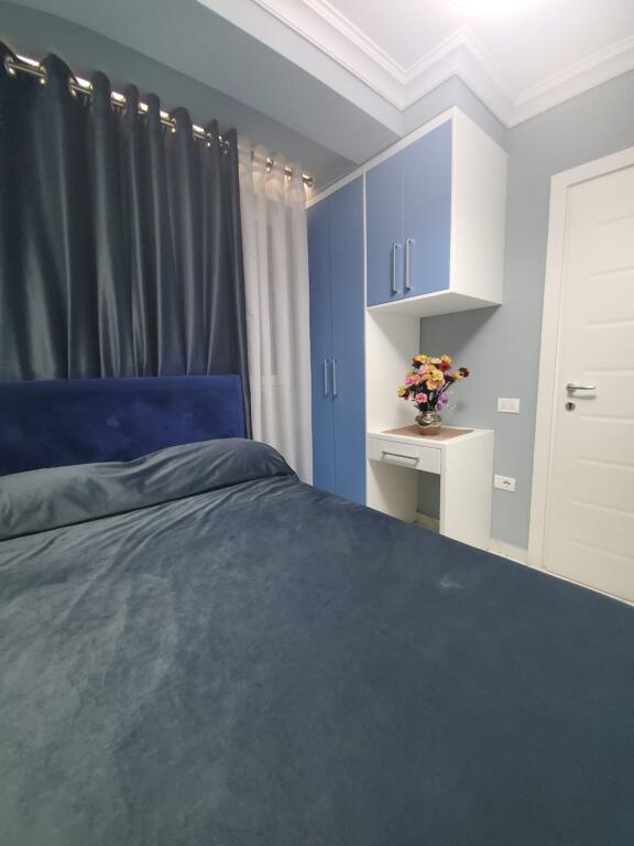 🏢Rruga Gjon Buzuku,pak minuta larg Viles Gold,jepet me qera apartament 2+1,i mobiluar.
