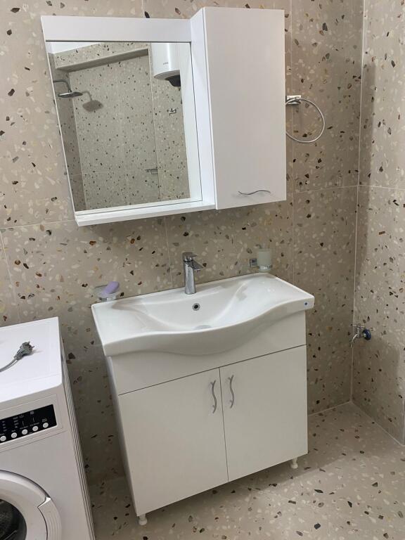 Jepet apartament 2+1+2 me qera tek Ish Garda, banim ose zyra.