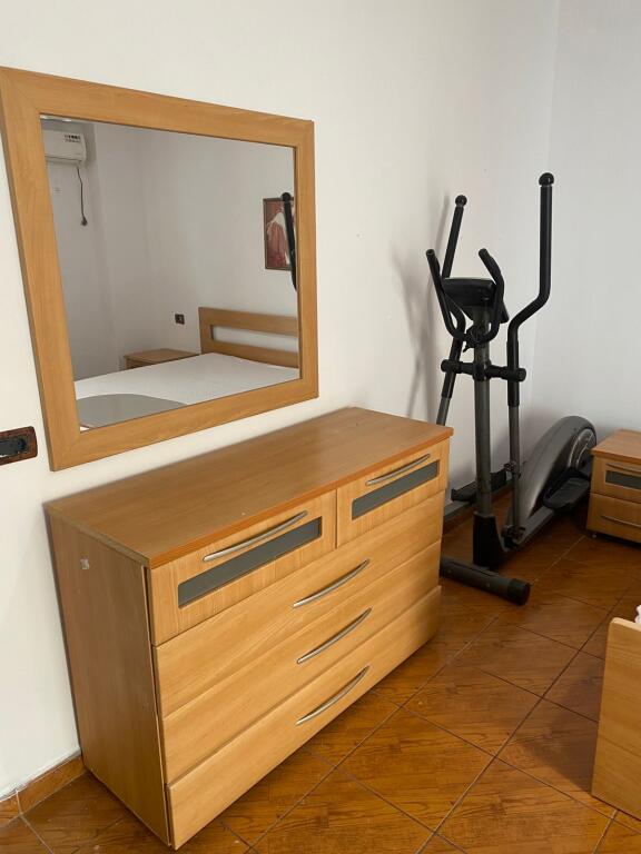 Jepet apartament 2+1+2 me qera tek Ish Garda, banim ose zyra.