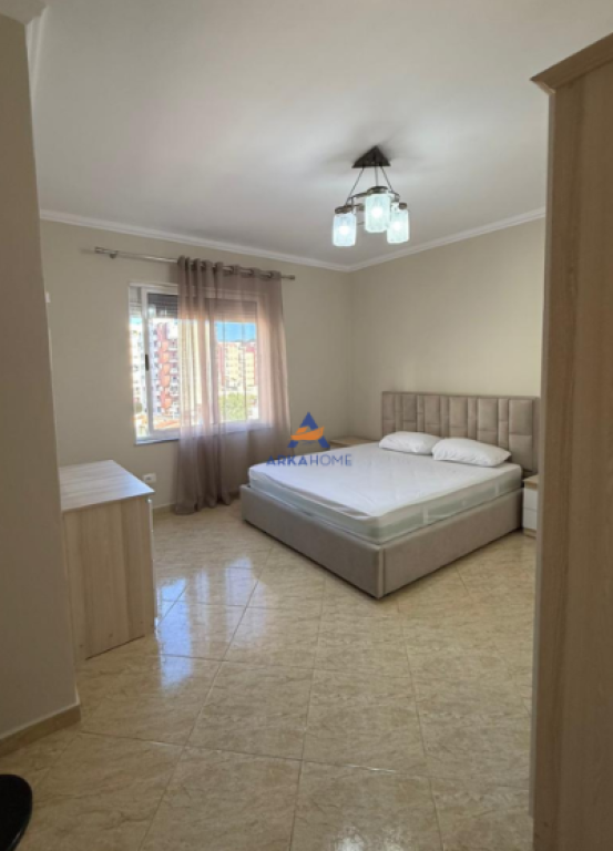 SHITET APARTAMENT 2+1 ME BALLKON TE WELLI, PRANË RRETHIT, UNAZA E RE
