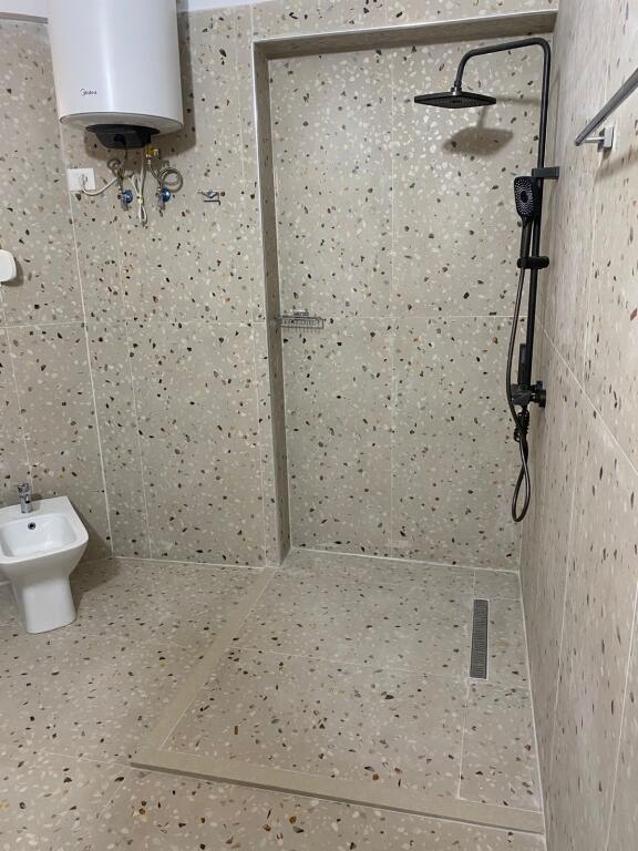 Jepet apartament 2+1+2 me qera tek Ish Garda, banim ose zyra.