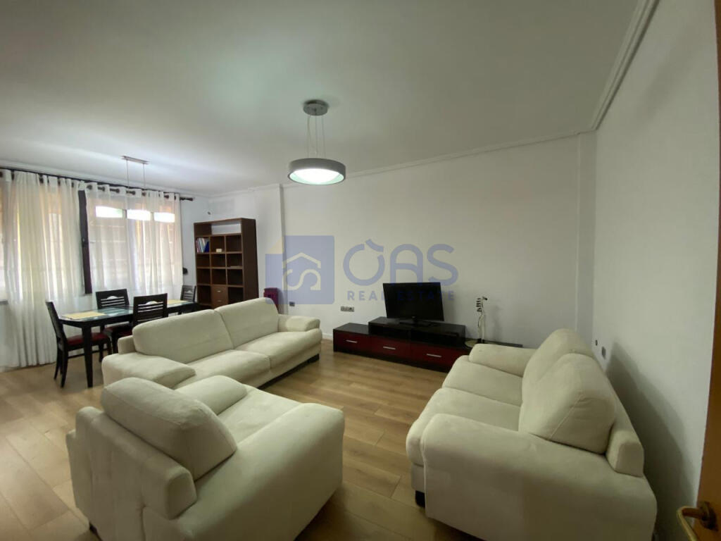 Appartamento 2+1 in affitto a Komuna e Parisit
