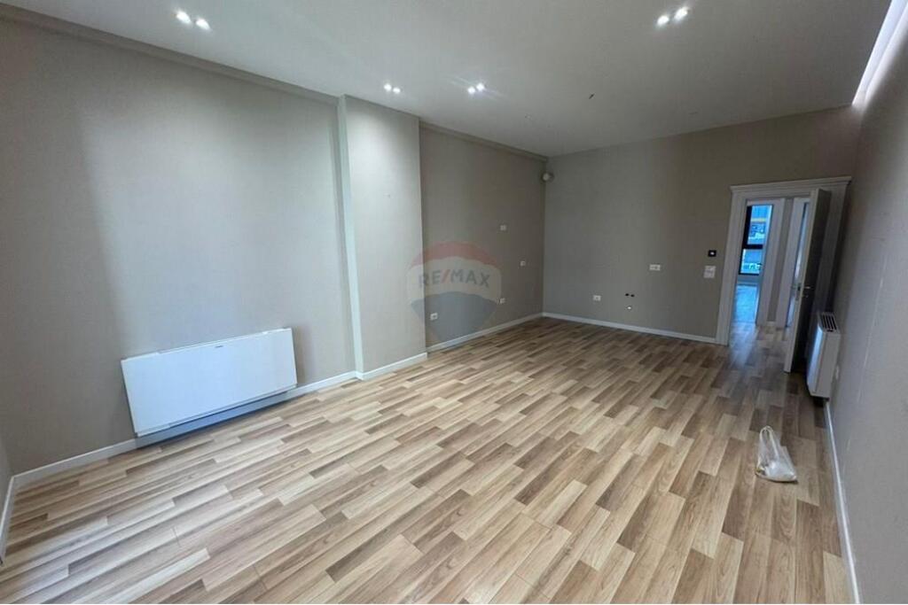 Shitet Apartament 2+1+2 Tek Square 21