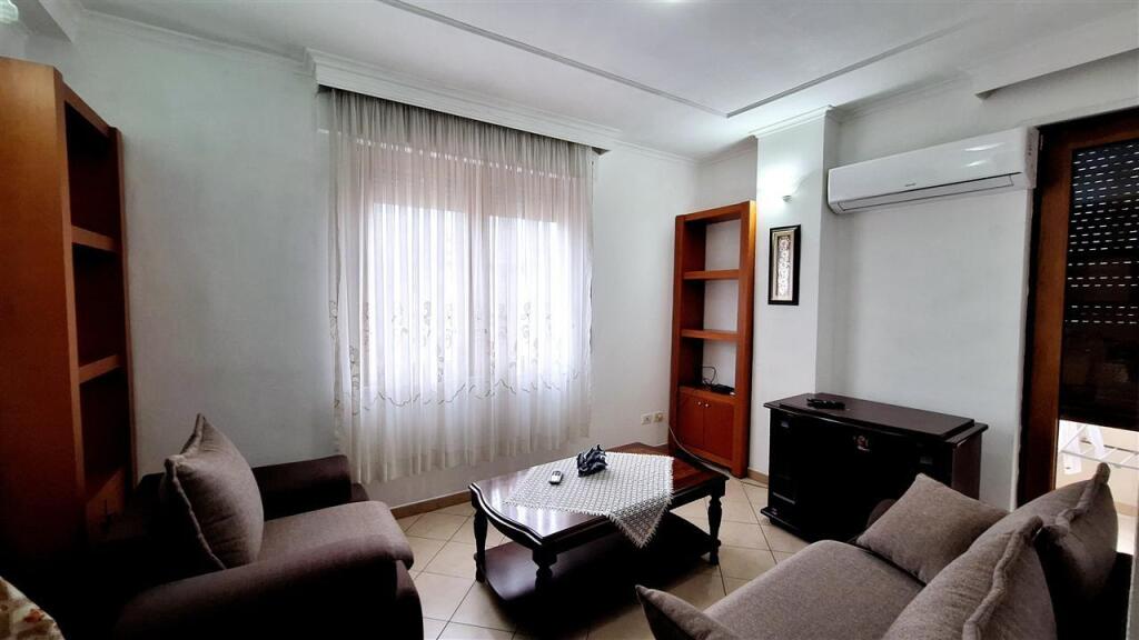 Jepet apartament 1+1 me qera tek rr Barrikadave, gjimnazi Sami Frasheri.