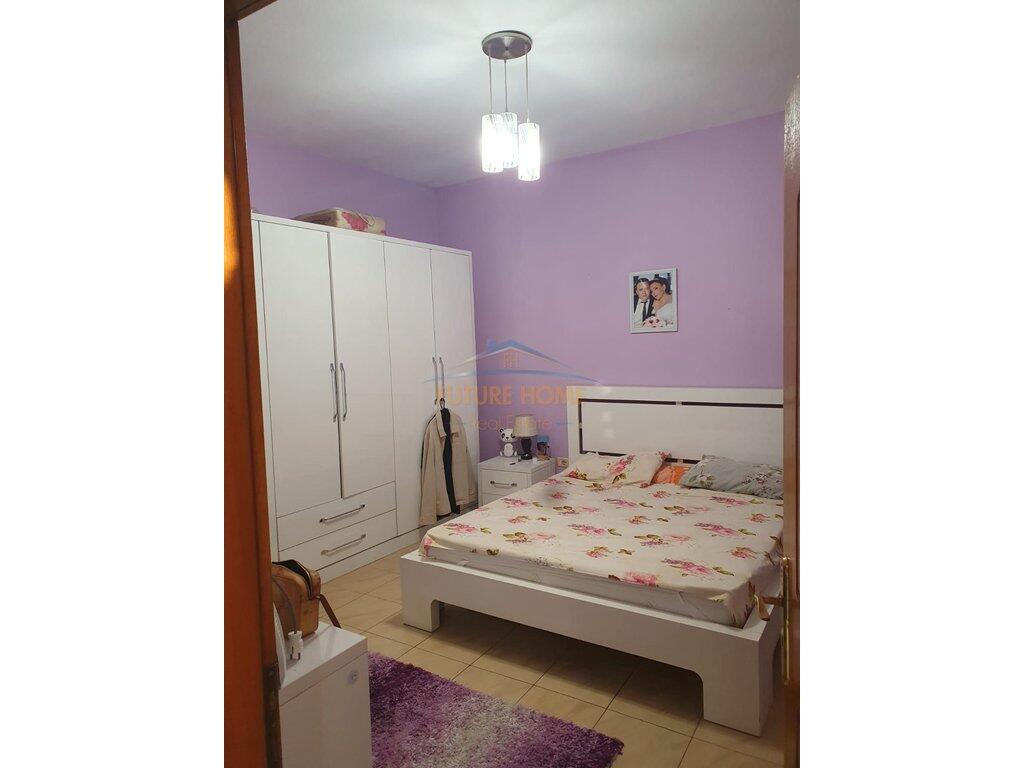 Qera, Shtëpi private, Shkolla e Kuqe, Tiranë.
