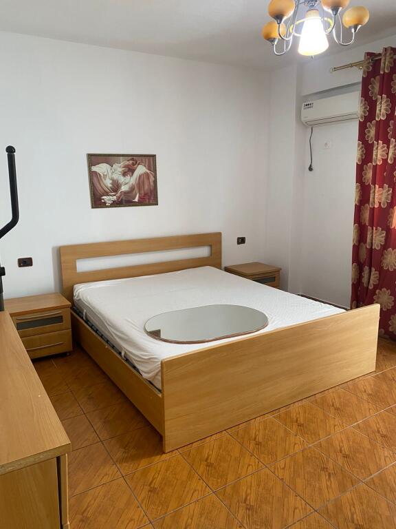 Jepet apartament 2+1+2 me qera tek Ish Garda, banim ose zyra.