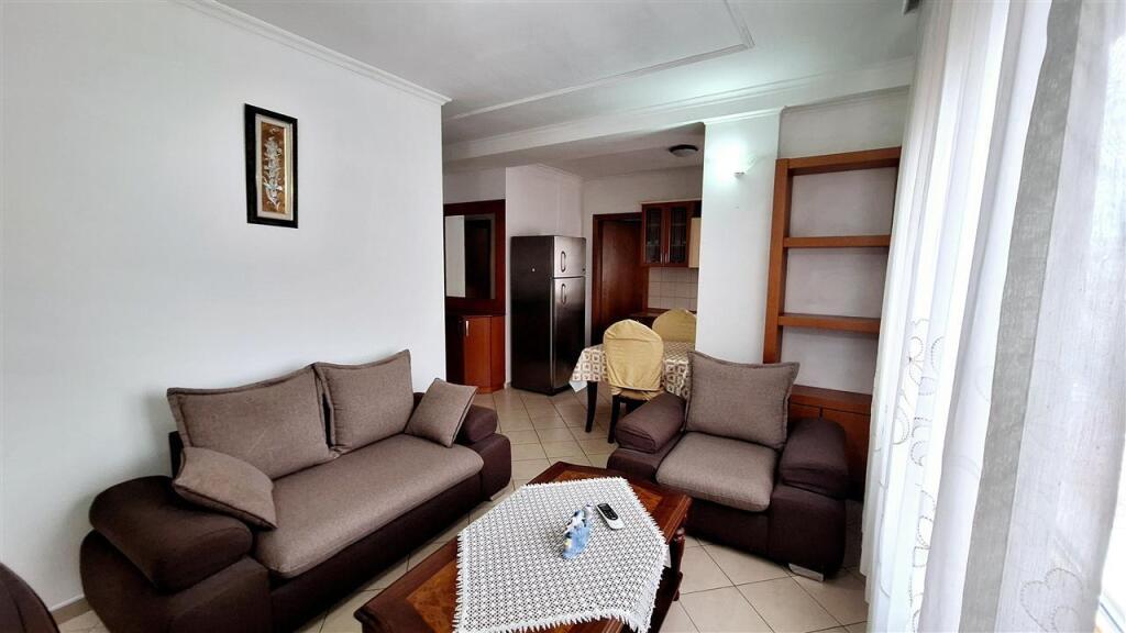 Jepet apartament 1+1 me qera tek rr Barrikadave, gjimnazi Sami Frasheri.
