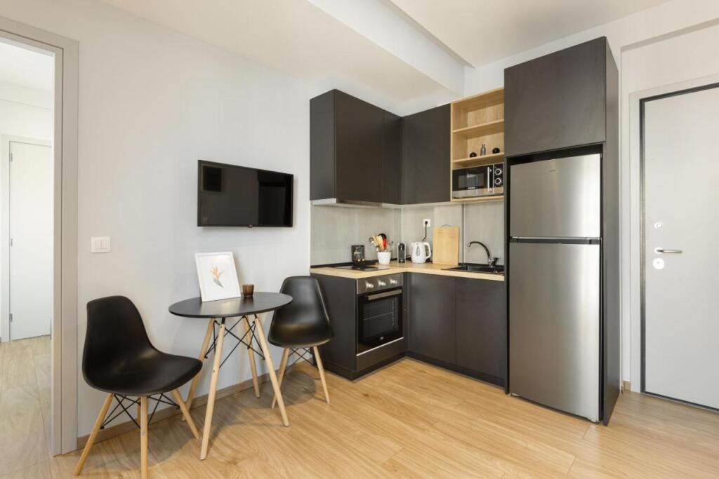 Apartament Me Qera 1+1 Tek Komuna e Parisit (ID B2101160) Tirane.