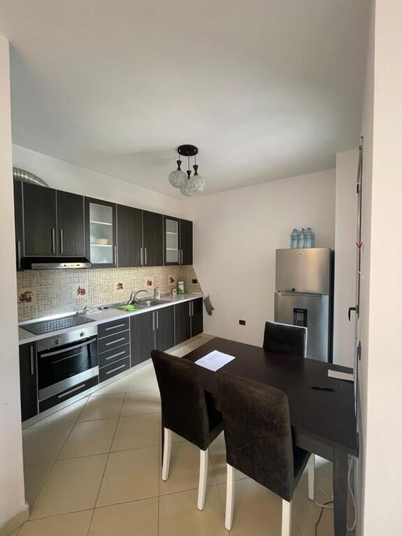 APARTAMENT 2+1 ME QIRA TEK RRUGA E KOSOVAREVE