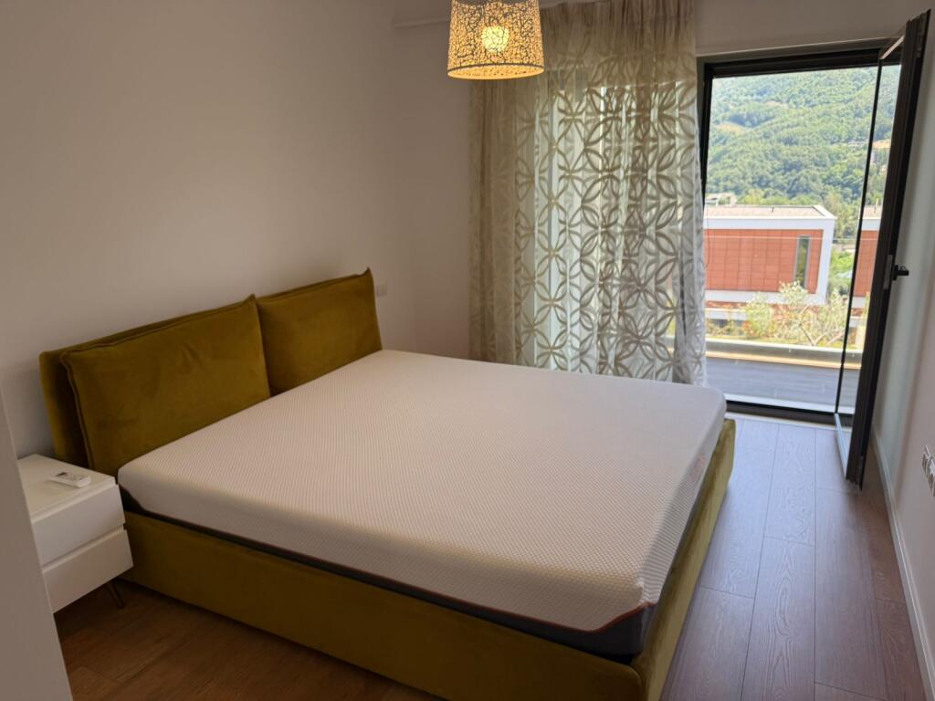 Jepet me qira vilë 2 katëshe me oborr, rezidencë private në Mullet