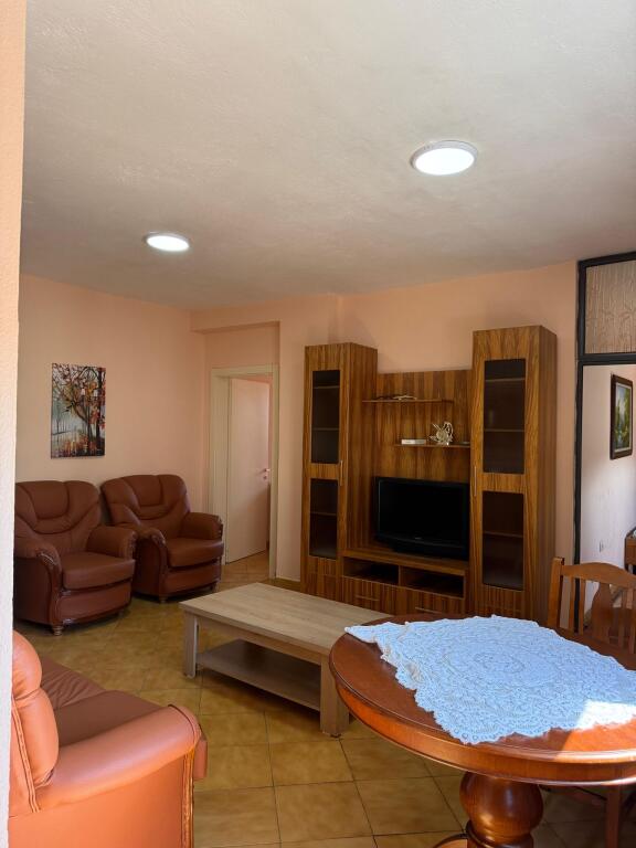 Një apartament 2+1 jepet me qera tek Komuna e Parisit, pranë EHW.