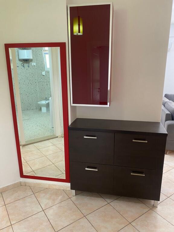 Jepet apartament 2+1+2 me qera tek Ish Garda, banim ose zyra.