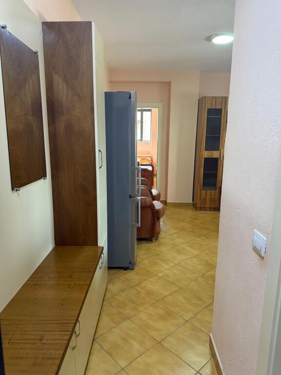 Një apartament 2+1 jepet me qera tek Komuna e Parisit, pranë EHW.