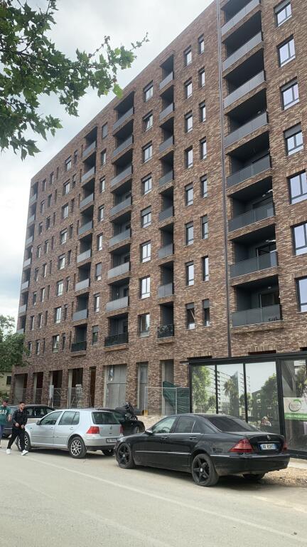 Shitet Apartament 3+1+2. 5 Maji. Komoleks i ri. 12 M2
