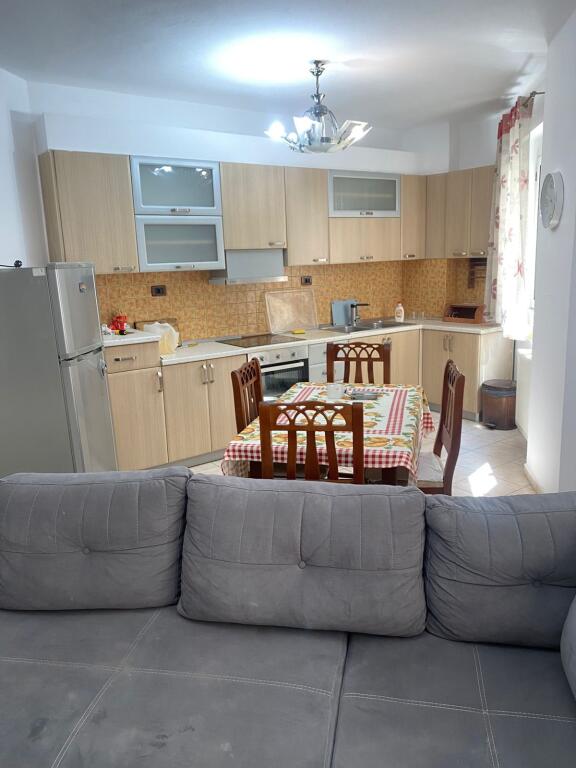 Jepet apartament 2+1+2 me qera tek Ish Garda, banim ose zyra.