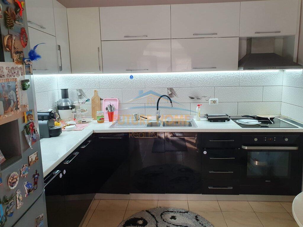 Qera, Shtëpi private, Shkolla e Kuqe, Tiranë.