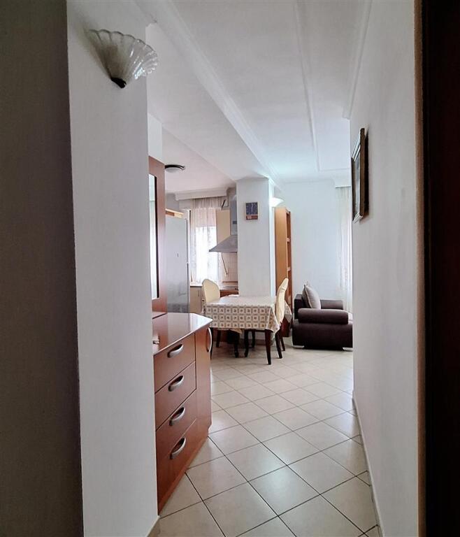 Jepet apartament 1+1 me qera tek rr Barrikadave, gjimnazi Sami Frasheri.