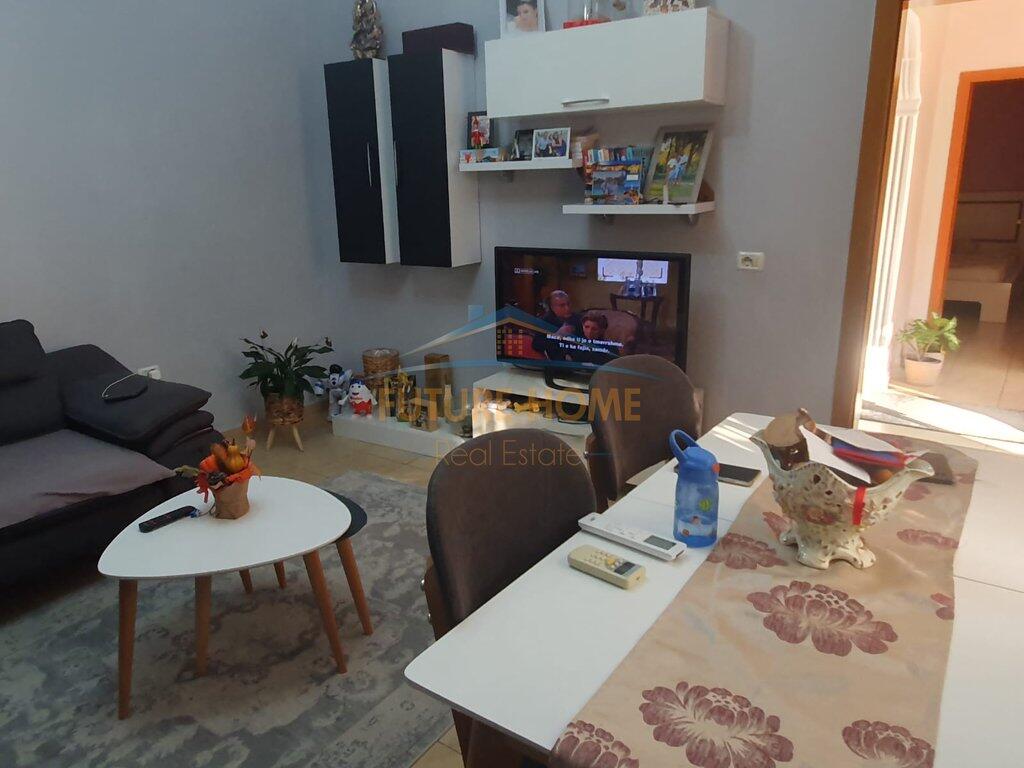 Qera, Shtëpi private, Shkolla e Kuqe, Tiranë.