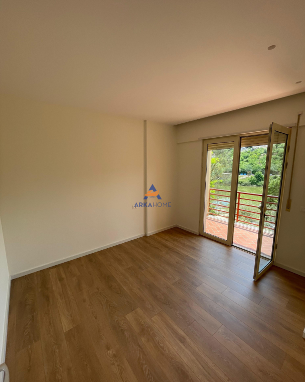 APARTAMENT 3+1 ME QERA TE LIQENI I THATË