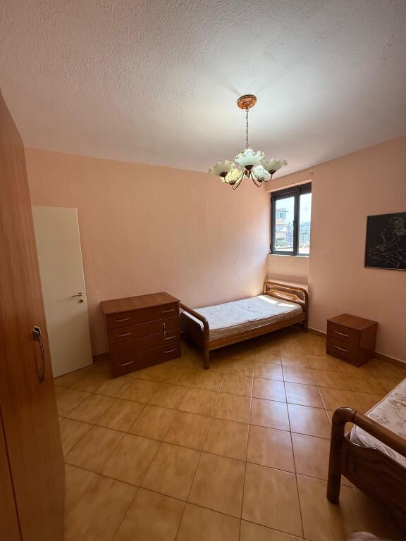Një apartament 2+1 jepet me qera tek Komuna e Parisit, pranë EHW.