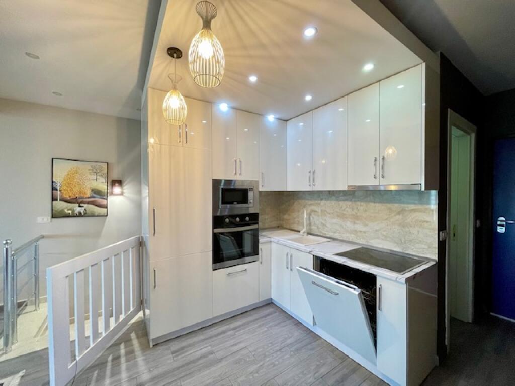 Jepet me QIRA apartament DUPLEX 2+1, Rezidenca "Kodra e Diellit" afër "Shkolla British"