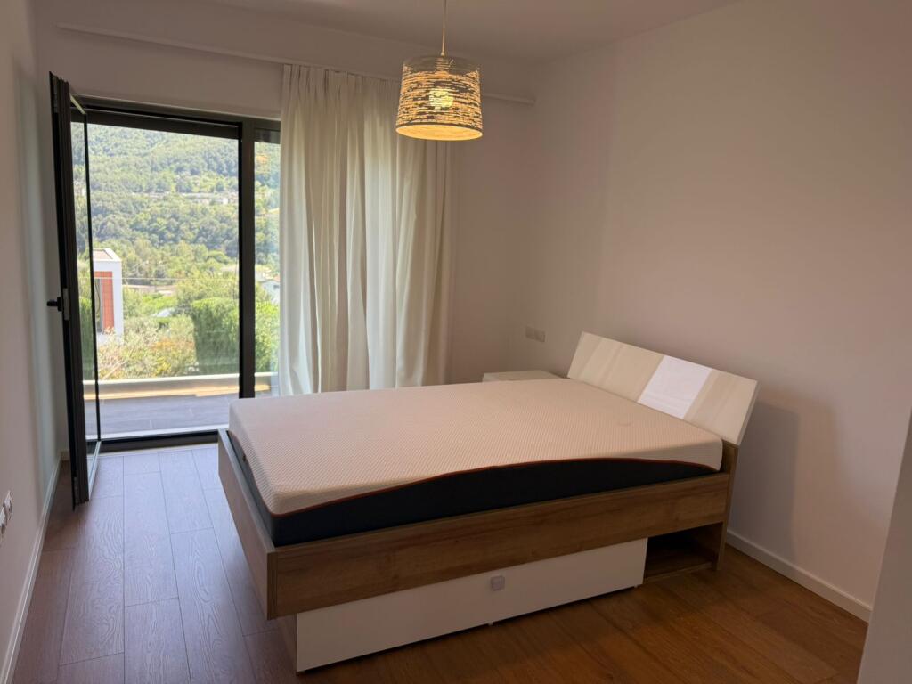 Jepet me qira vilë 2 katëshe me oborr, rezidencë private në Mullet