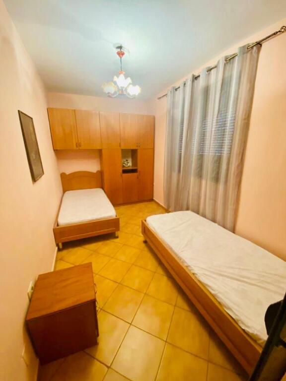 Një apartament 2+1 jepet me qera tek Komuna e Parisit, pranë EHW.