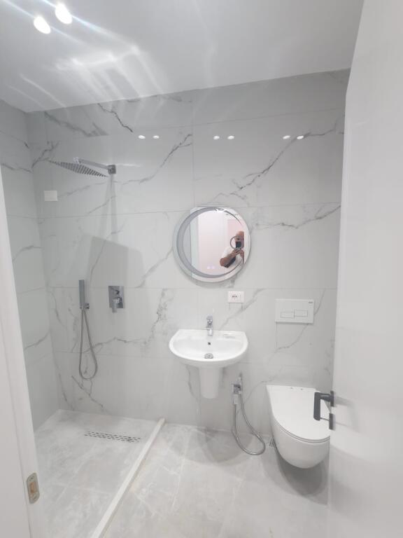 Komuna Parisit Shitet Apartament 2+1+2