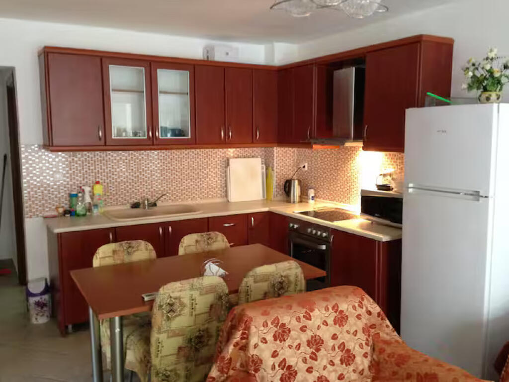 Apartament Me Qera 1+1 Tek Komuna e Parisit (ID B2101161) Tirane.