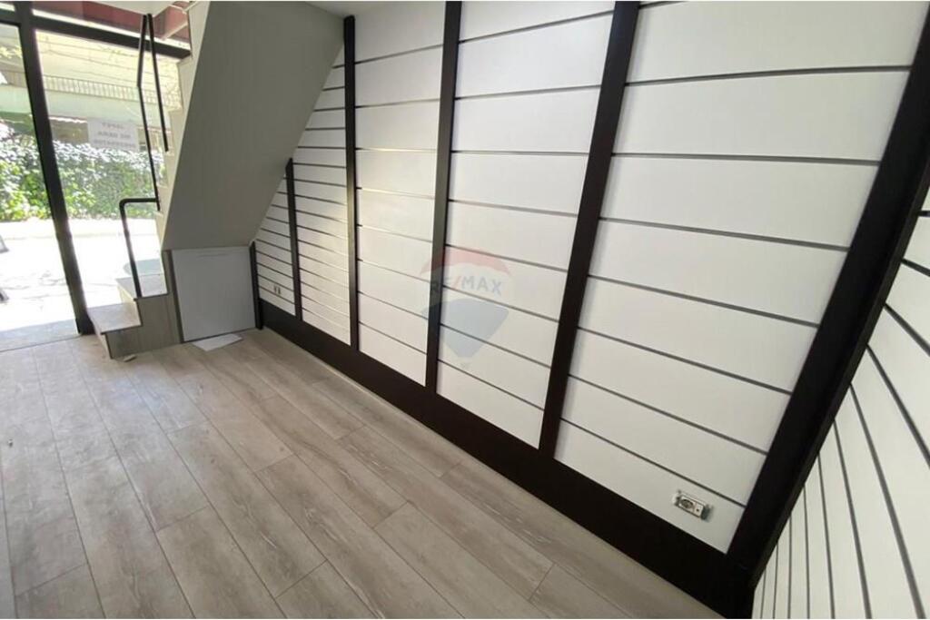 Shop for rent Astir