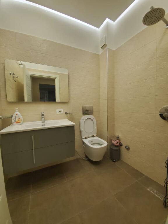 🏢Rruga Gjon Buzuku,pak minuta larg Viles Gold,jepet me qera apartament 2+1,i mobiluar.