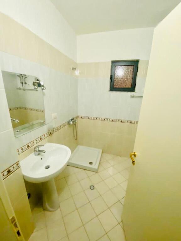 Një apartament 2+1 jepet me qera tek Komuna e Parisit, pranë EHW.
