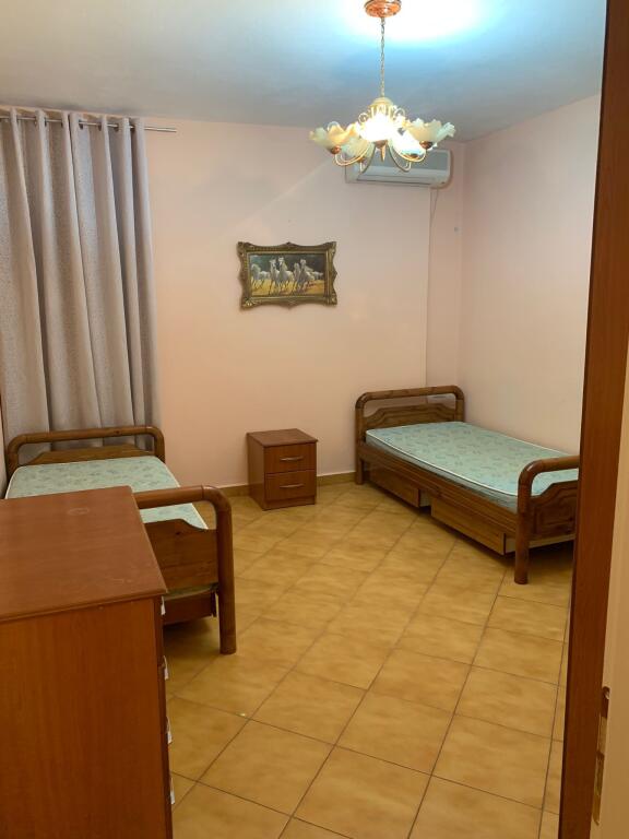 Një apartament 2+1 jepet me qera tek Komuna e Parisit, pranë EHW.