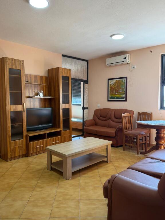 Një apartament 2+1 jepet me qera tek Komuna e Parisit, pranë EHW.